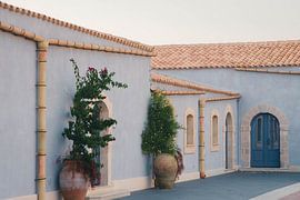 Blaues Gebäude in Sizilien | Reisefotografie Druck | Italien von Kimberley Jekel