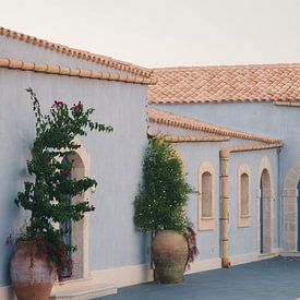 Blauw gebouw in Sicilië | reisfotografie print | Italië van Kimberley Jekel