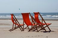 Oranje strandstoelen aan zee van Blond Beeld thumbnail