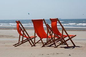Chaises de plage orange au bord de la mer