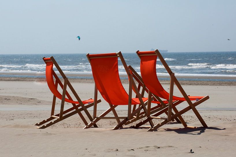 Oranje strandstoelen aan zee van Blond Beeld