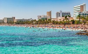 Der Strand von Cala Millor an der Küste von Mallorca, Spanien Mittelmeer von Alex Winter