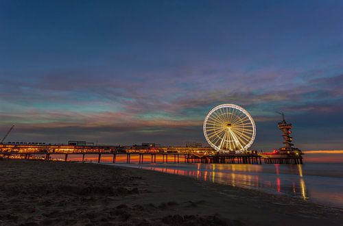 Strand van Scheveningen, pier en het reuzenrad op het blauwe uur