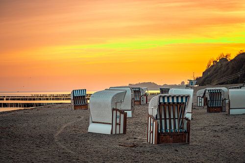 Lever de soleil sur la plage de la forêt des fantômes Nienhagen sur la mer Baltique, côte de la mer Baltique, Mecklembourg-Poméranie occidentale, Allemagne