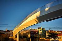 Gebogen brug van MAAT Museum Lissabon naar Belém