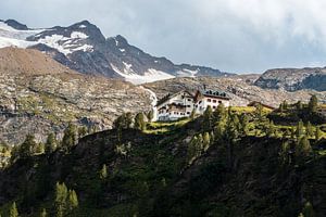 Die Zufallhütte in den Dolomiten mit Schnee bedeckten Bergen