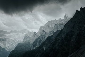 Dikke bewolking boven de Oostenrijkse Alpen van Melissa Peltenburg