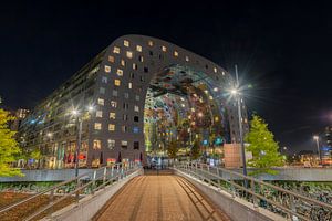 Avondfoto van de Markthal in Rotterdam van Mark De Rooij