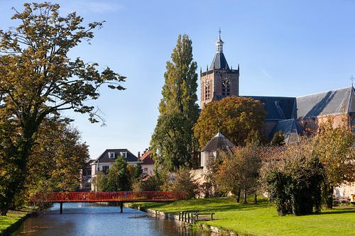 Stadsgezicht  met de Grote Kerk en de stadsmuur van Vianen in Nederland
