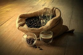 Stilleven met koffiebonen. van Humphry Jacobs