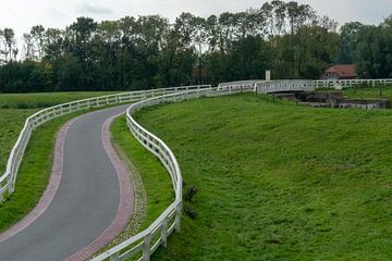 Country road with white railings. sur Anjo ten Kate