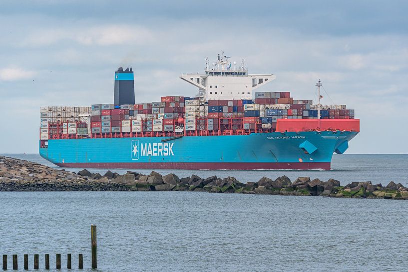 Containerschiff San Antonio Maersk. von Jaap van den Berg
