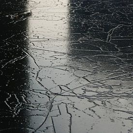 Abstract van stadse ijs reflectie in zwart wit sur Annemie Hiele