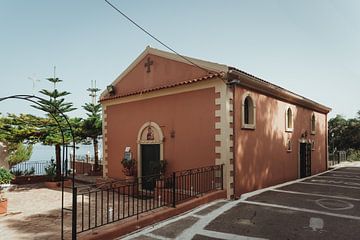 Église aux couleurs pastel près d'Agios Gordios à Corfou | Photographie de voyage - tirage photo d'a sur Sanne Dost