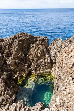 Verstopte poel in de rotsen van Malta van Manon Verijdt