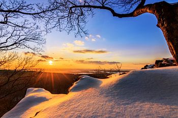 Paysage d'hiver au coucher du soleil, neige dans un paysage magnifique