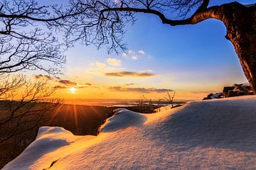 Winterlandschap in de zonsondergang, sneeuw in een groot landschap van Fotos by Jan Wehnert