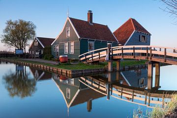 Historisch hollands huis in de Zaanse Schaans bij zonsondergang