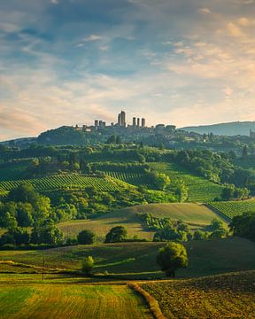 San Gimignano en het omliggende platteland, Toscane van Stefano Orazzini