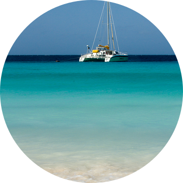 Catamaran bij klein Curacao no. 1 van Arnoud Kunst