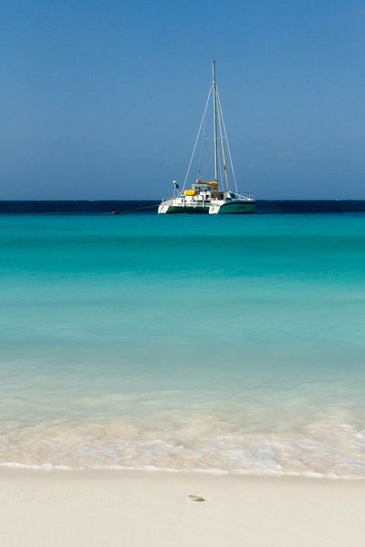 Catamaran bij klein Curacao no. 1 van Arnoud Kunst