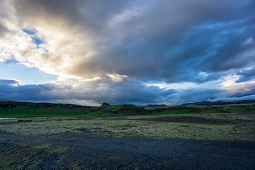 IJsland - Stralende wolkenlucht bij zonsopgang met intens groen rotslandschap van adventure-photos
