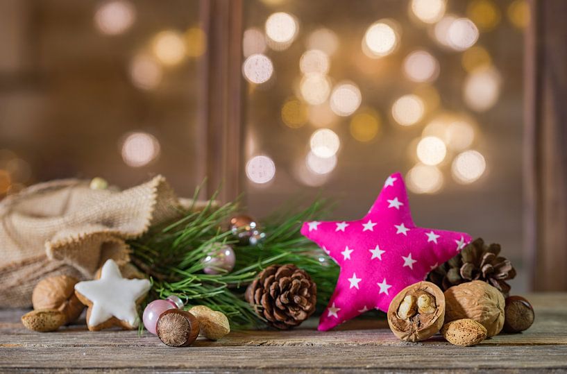 Forme d'étoile de Noël avec décoration sur table en bois et arrière-plan de lumières floues par Alex Winter