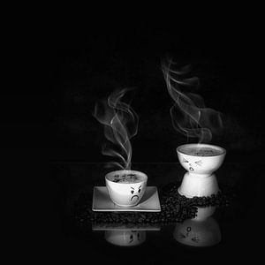 Humoristisches Stillleben mit Kaffee in schwarz-weiß.