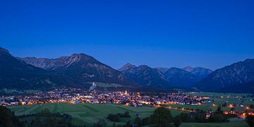 Oberstdorf bei Nacht im Mondlicht von Walter G. Allgöwer