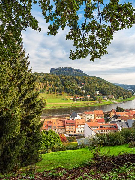 Blick über die Elbe auf die Sächsische Schweiz und die Stadt K von Rico Ködder