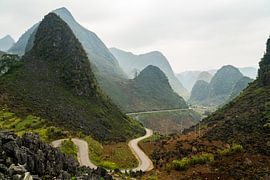 Route sinueuse à travers le paysage vallonné de la boucle de Ha Giang au Vietnam. sur Twan Bankers