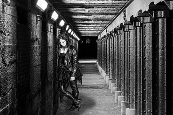 Fille punk en noir et blanc