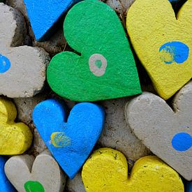 Een muur van gekleurde harten. van Marian Klerx