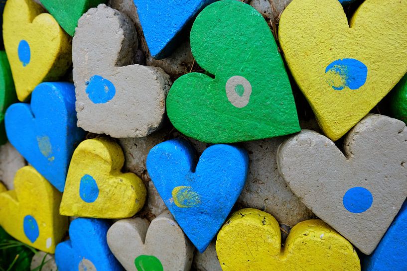 Een muur van gekleurde harten. by Marian Klerx