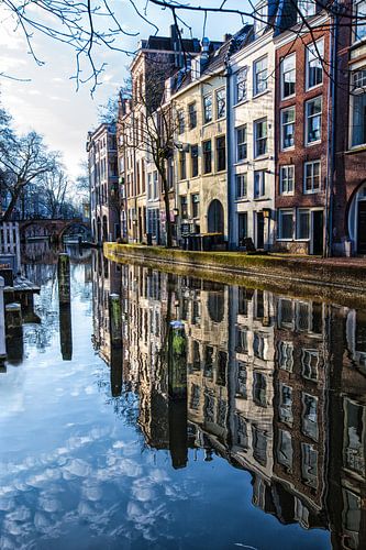 Weerspiegeling van grachtenpanden in het water van de oude gracht in Utrecht