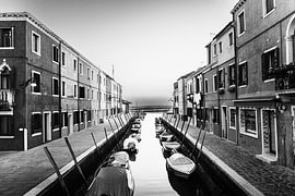 Burano, Venedig: Kanalarchitektur in Schwarz-Weiß von Dmr Filho