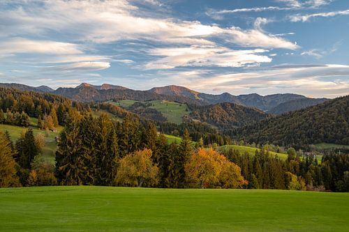 Zonsondergang in de herfst met uitzicht op de Hochgrat en de Allgäuer Alpen bij Oberstaufen