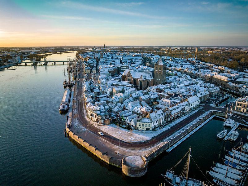 Kampen Stadtansicht am Fluss IJssel während eines kalten Wintersonnenaufgangs von Sjoerd van der Wal Fotografie