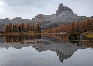 Spiegelungen der Berge im See