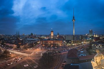 Berlin Skyline Panorama am Alexanderplatz von Jean Claude Castor