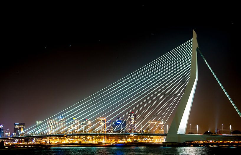 Erasmusbrücke Rotterdam mit Sternenhimmel der Große Bär von Brian Morgan