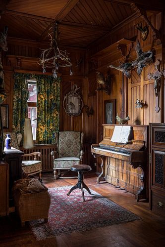 De oude piano in de jachtkamer