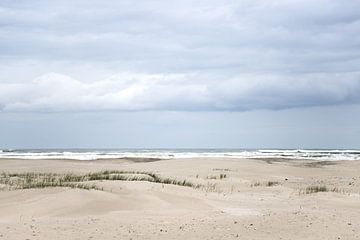 Strand met witte wolken op terschelling van Karijn | Fine art Natuur en Reis Fotografie
