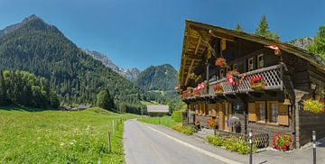 Chalet met bloembakken en zwitserse vlaggen, Champéry, Valais, Zwitserland