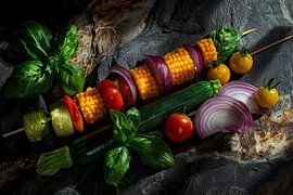 Brochettes de légumes multicolores au basilic frais sur Poster Art Shop