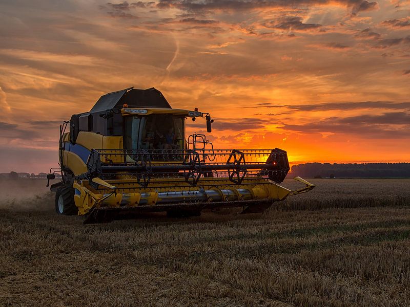Oogsten tijdens zonsondergang by Bram van Broekhoven