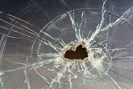 Zerstörte kaputte Fensterscheibe, mit der Struktur von zerstörtem gesplittertem Glas von Heiko Kueverling