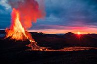 Sonnenaufgang über dem Vulkan Fagradalsfjall von Martijn Smeets Miniaturansicht