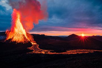 Zonopkomst boven de Fagradalsfjall vulkaan