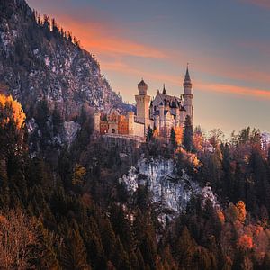 Schloss Neuschwanstein bei Sonnenuntergang im Herbst beleuchtet